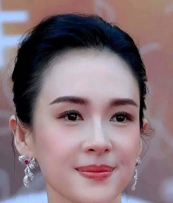 霍家三公子大婚，新娘不是女明星。

而是个低调的圈外高管。

霍启仁，霍