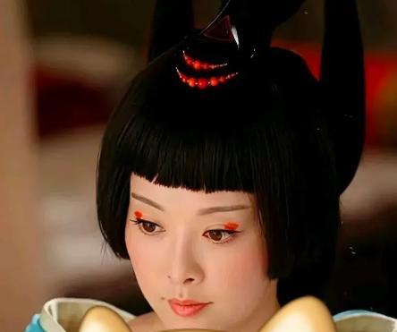 公元前52年，太子刘奭去拜见皇后。皇后准备了五个宫女，让他挑一个侍寝。刘奭无奈，
