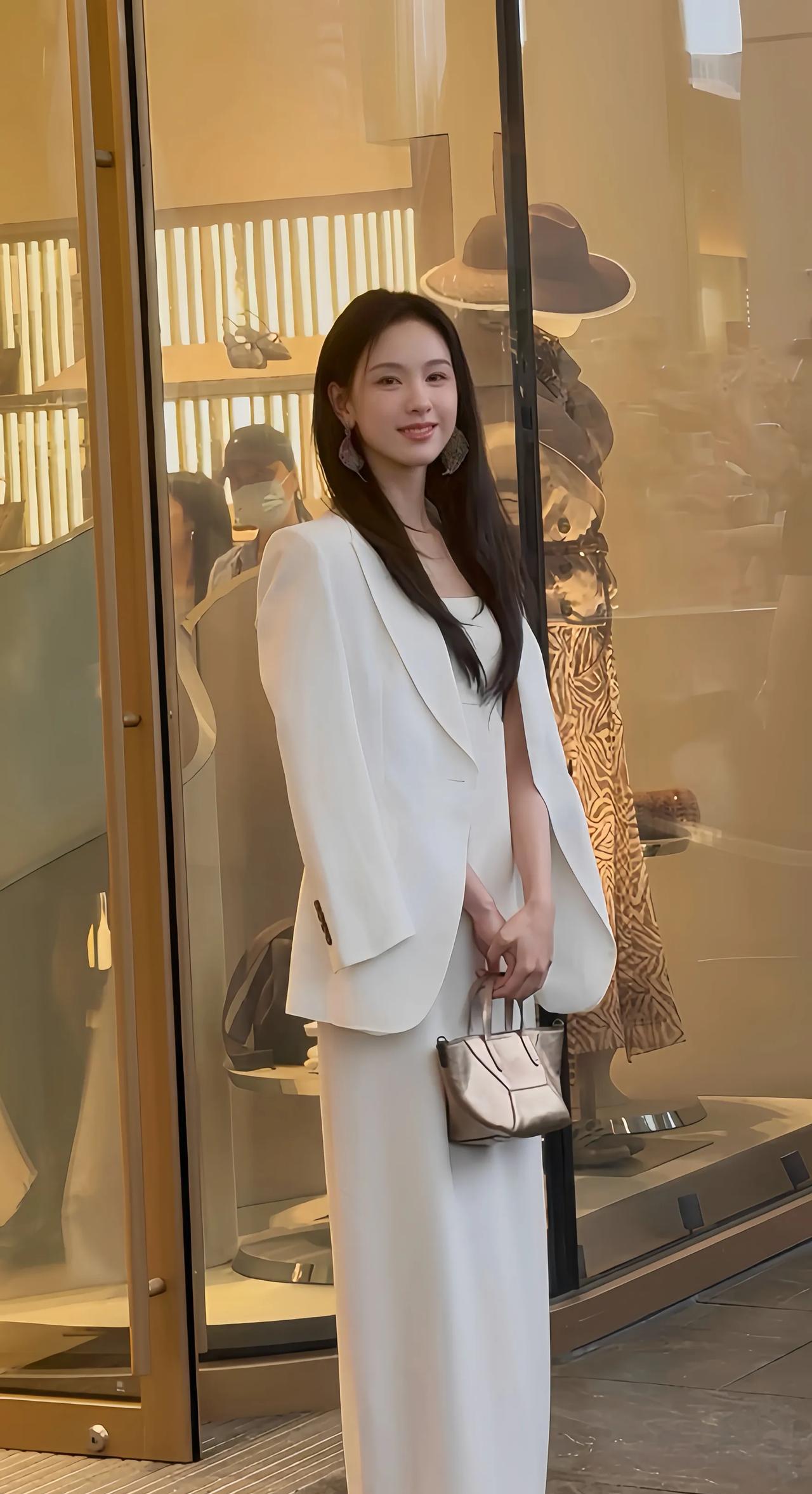 陈都灵活动近照，她一袭白裙外披一件白色西服，清新淡雅又大气，惊艳亮相。
陈都灵的