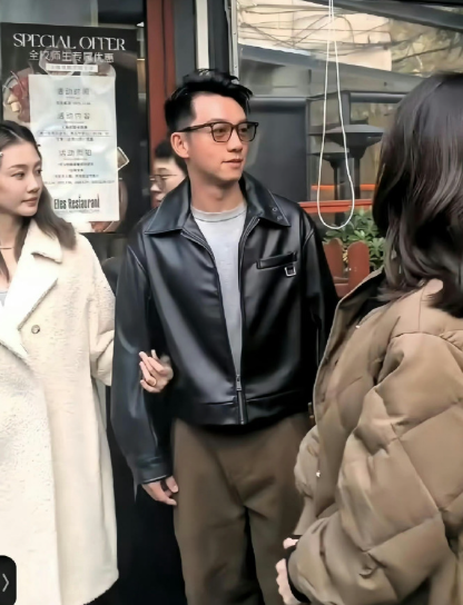 郑恺苗苗牵手参加上戏校庆，真夫妻就是甜 ​​​，好羡慕这样的氛围！