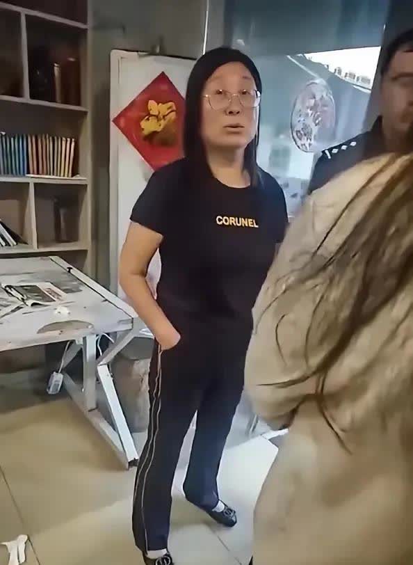 那年大妈双手插兜，谁也不服。我捡到手机就是我的，你们想要，必须得给我好处费。没有