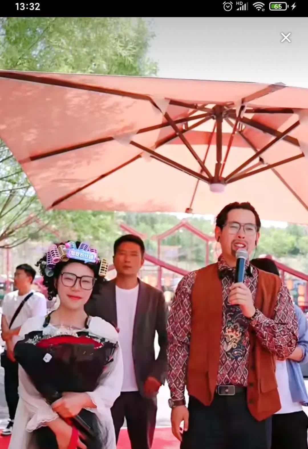 郭有才今天促成了一对姻缘。跟随郭有才一年的占地记者火龙果和小美今天在火龙果追才一