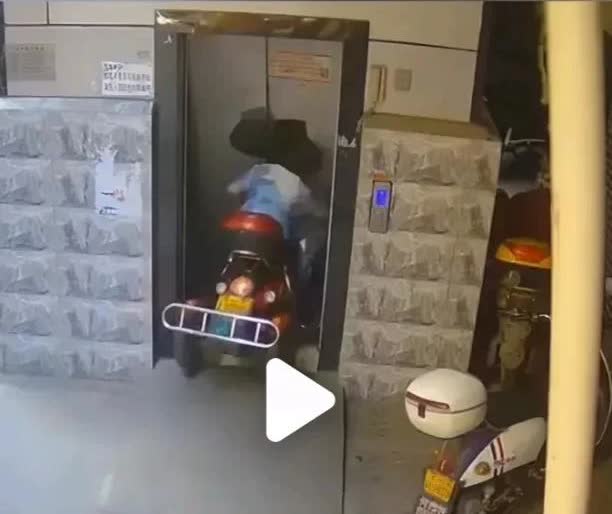 太惊险了！网传一视频，一位老人骑着三轮车直冲电梯门，这电梯门也是个塑料门吧，这么