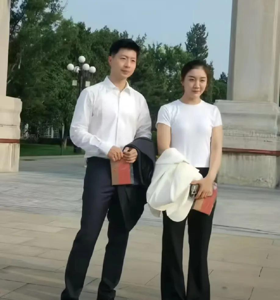 马龙去现场看了九三阅兵现场观礼，
连呼震撼和幸福，
陈梦也受邀观礼阅兵，
同样感