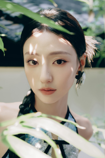 胡连馨真的很适合中式旗袍，这该死的感觉！