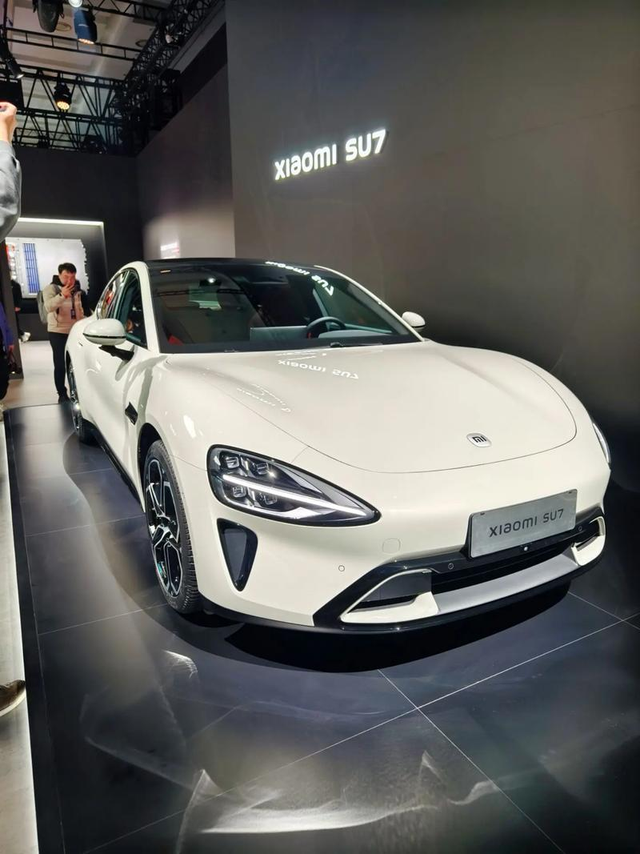 小米SU7颜值和外观在上
小米汽车开出去很有回头率，比起豪车感觉小米才是在上之上
