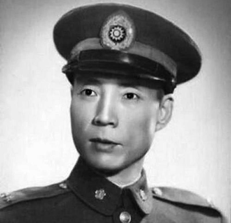 1948年8月，毛人凤得知亲信戚再玉、张亚民被抓后，打电话让淞沪警备司令部放人，