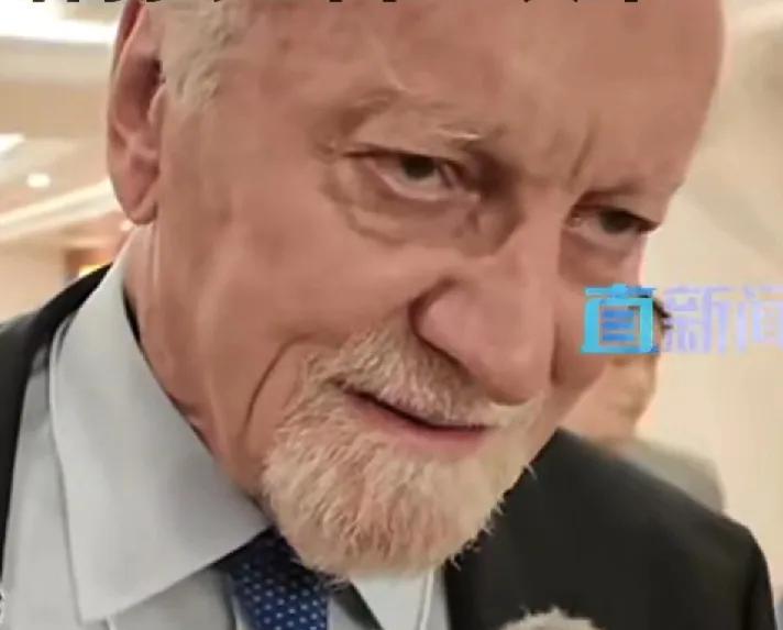 在第十三届世界和平论坛的分论坛上，澳大利亚前外长盖瑞思·埃文斯接受了深圳卫视直新
