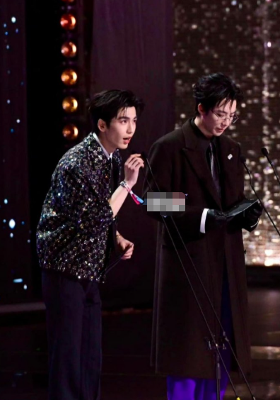 刘宇宁张凌赫同台颁奖，满屏大长腿引爆尖叫之夜！ ​​​