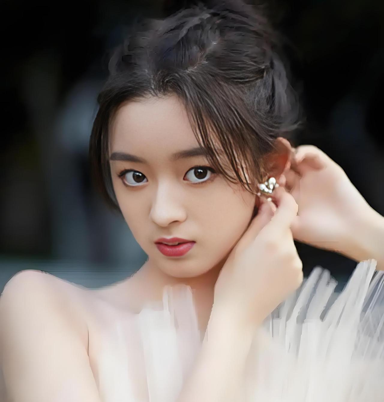 黄杨钿甜这件事，
又出大“瓜”了，
有网友质疑她艺考第2名的成绩有水分，
她对外