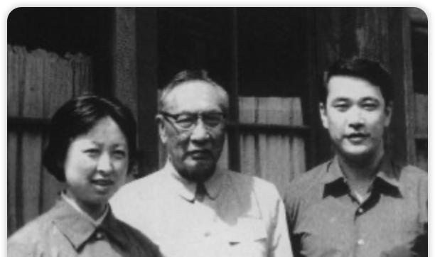 1949年9月，老蒋连番催促卢汉赴重庆，卢汉部下都反对，而卢妻龙泽清却坚决支持，