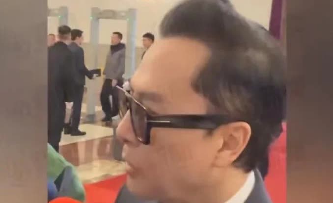 甄子丹怒了！
近日，有台湾记者问甄子丹怎么看待台湾艺人发表中国台湾省的态度，甄