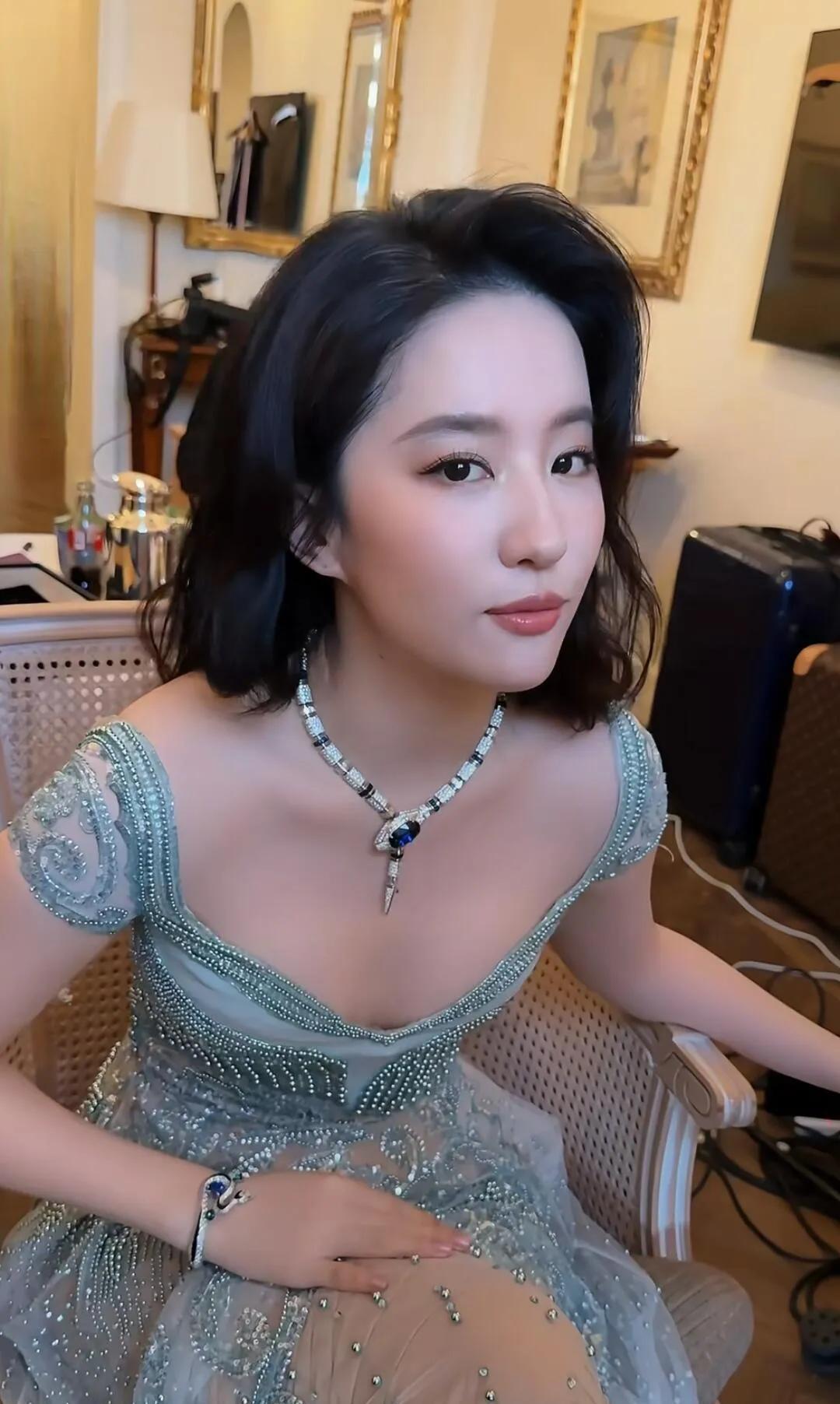 刘亦菲这组公主风造型直接瞳孔地震！！
蓬松卷发配珍珠发箍，
随便一个低头浅笑都像