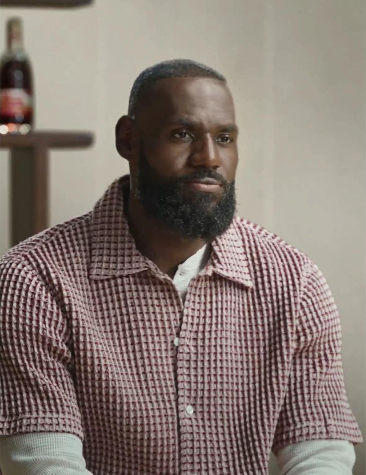 烽火戏球迷，詹姆斯宣布的重大决定是商业营销？
前两天 NBA 巨星詹姆斯在接受采