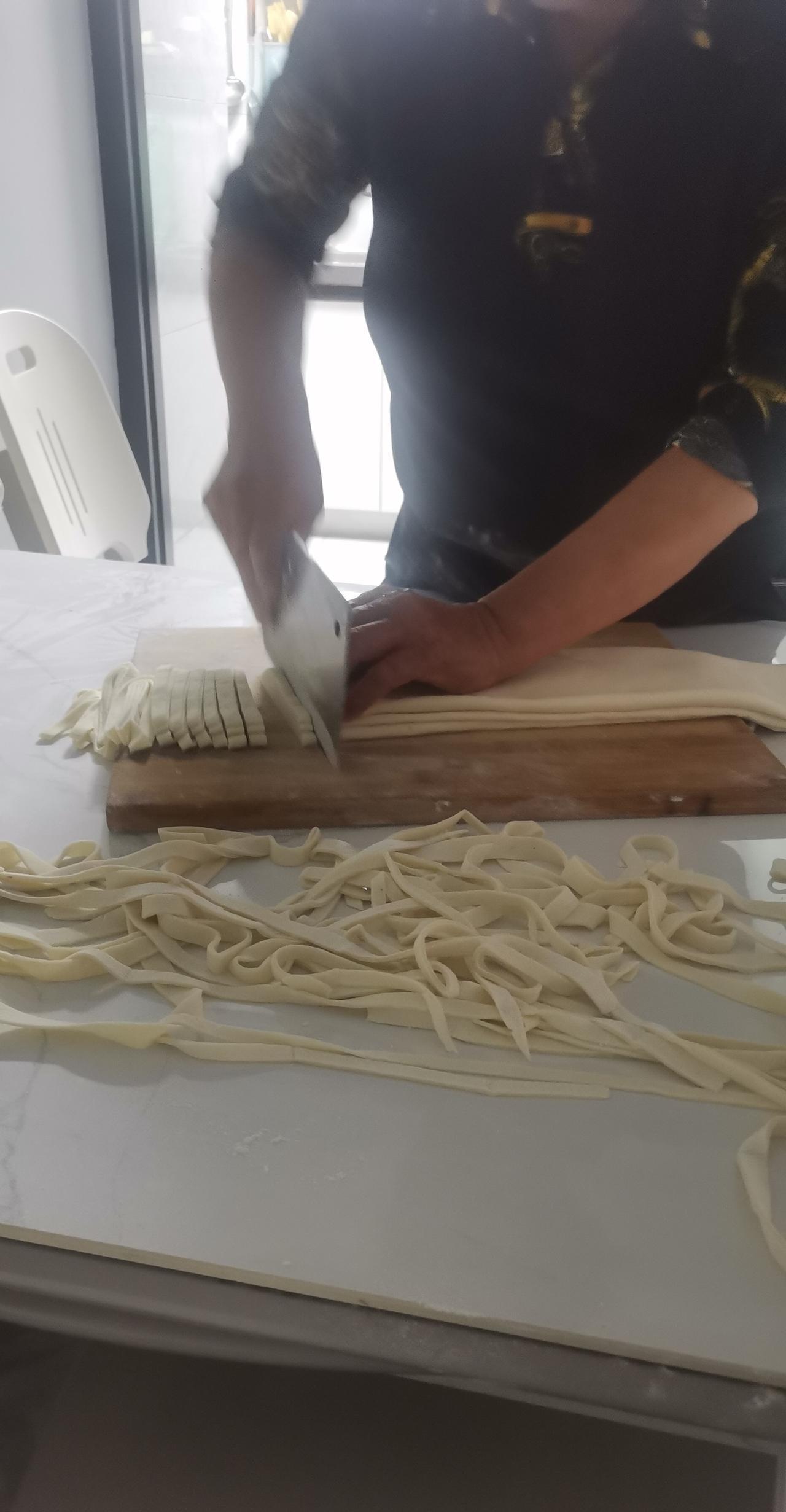 手擀面
今天我老妈给我们做手擀面   有二十多年没吃这口了    小时候在老家 