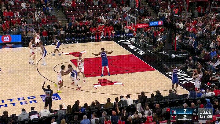 76人超级巨星恩比德的防守真是太糟糕了！在今天76人客场挑战公牛的比赛中，当时比