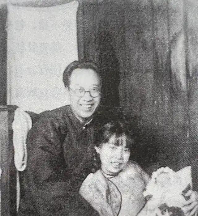1974年，71岁的梁实秋和73岁的妻子程季淑在西雅图逛超市。正走着，程季淑发现