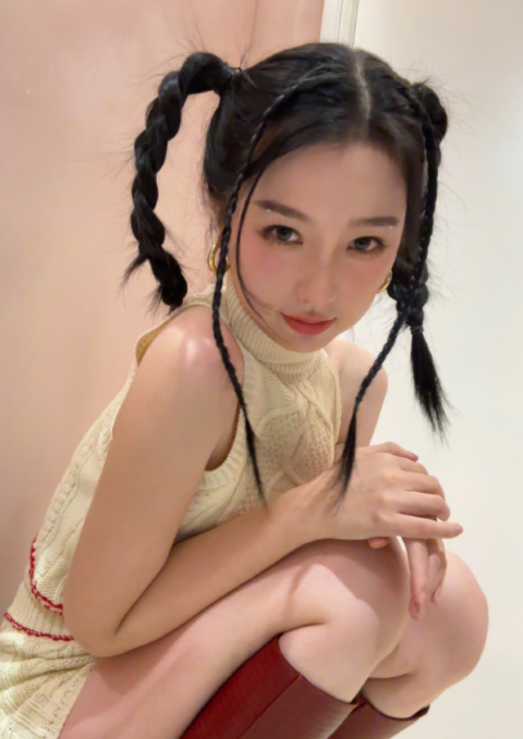 虞书欣的麻花辫马尾，真的可可爱爱，超不错的！