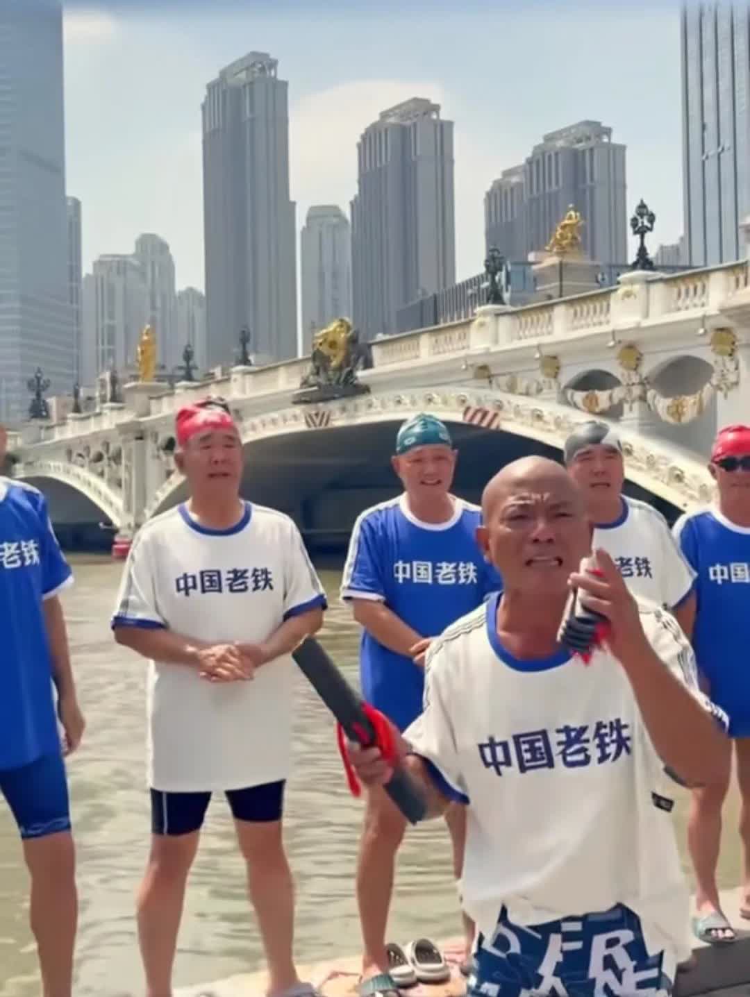 战斗机跳水大爷换新衣服了

之前在狮子林桥

现在整了统一服装，好几个大