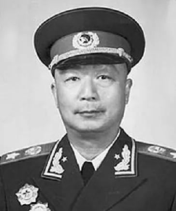 聂荣臻在南昌起义中的表现堪称英勇无畏。当时无人拍板的情况下，他独自承担起策动的重