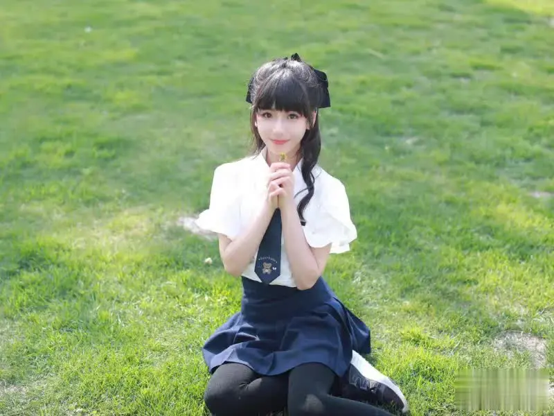 评价一下13岁女歌手李昕融的颜值？

