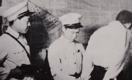 1949年9月，北京饭店内人声鼎沸，一位瘸腿服务员在人群中游走，谁也未曾多看一眼