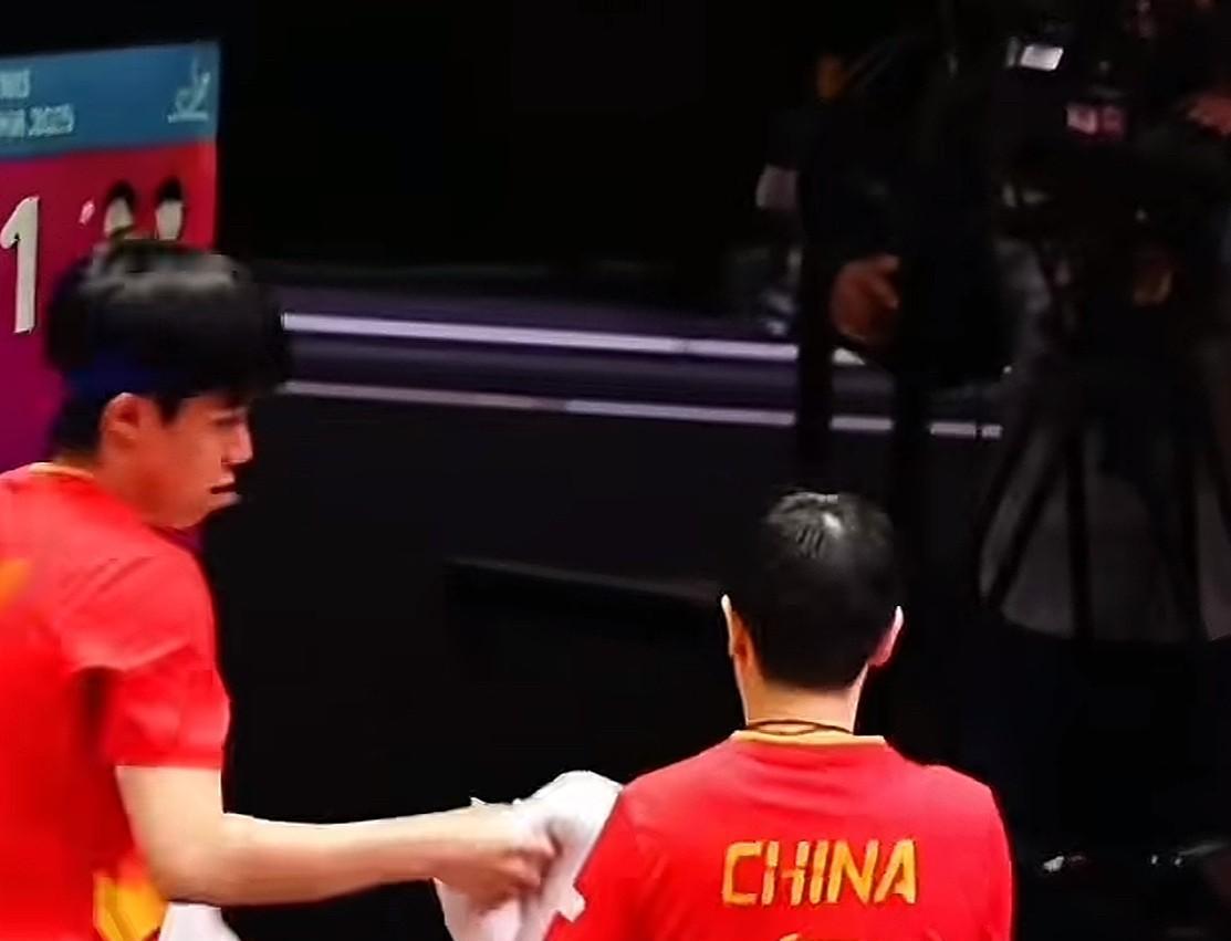 王楚钦给莎莎递毛巾VS石头给蒯曼递毛巾
