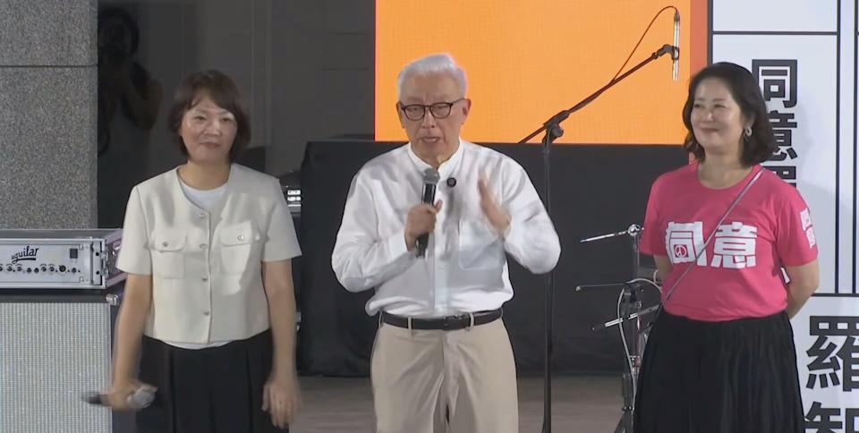 吴思瑶眼里只有曹兴诚
今天（18日）晚间，绿营罢团在台北市大安森林公园举办罢免活