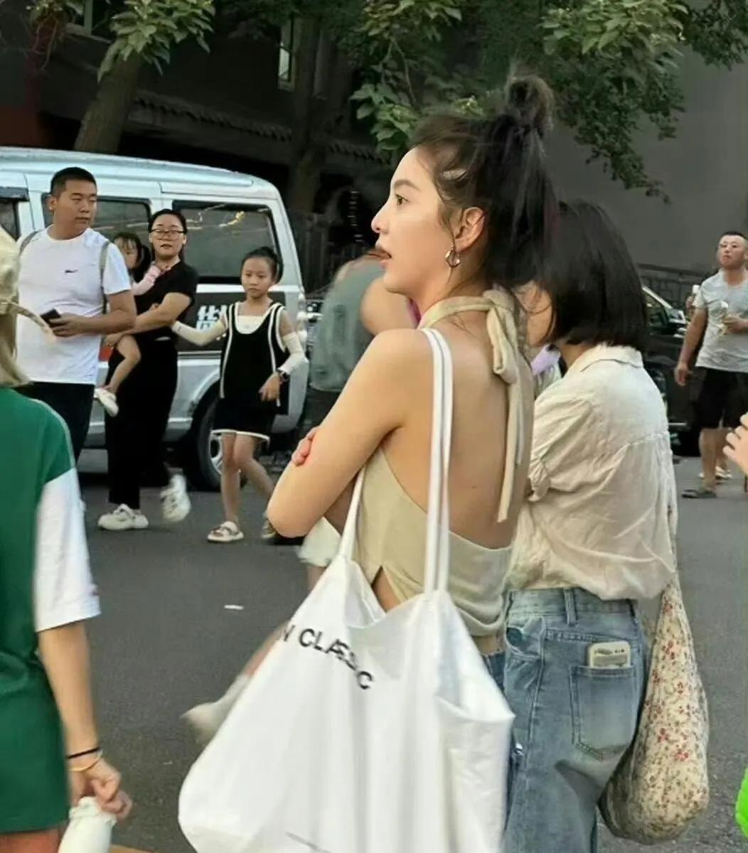 现在都流行不穿就出门了吗？似乎少了一样东西。