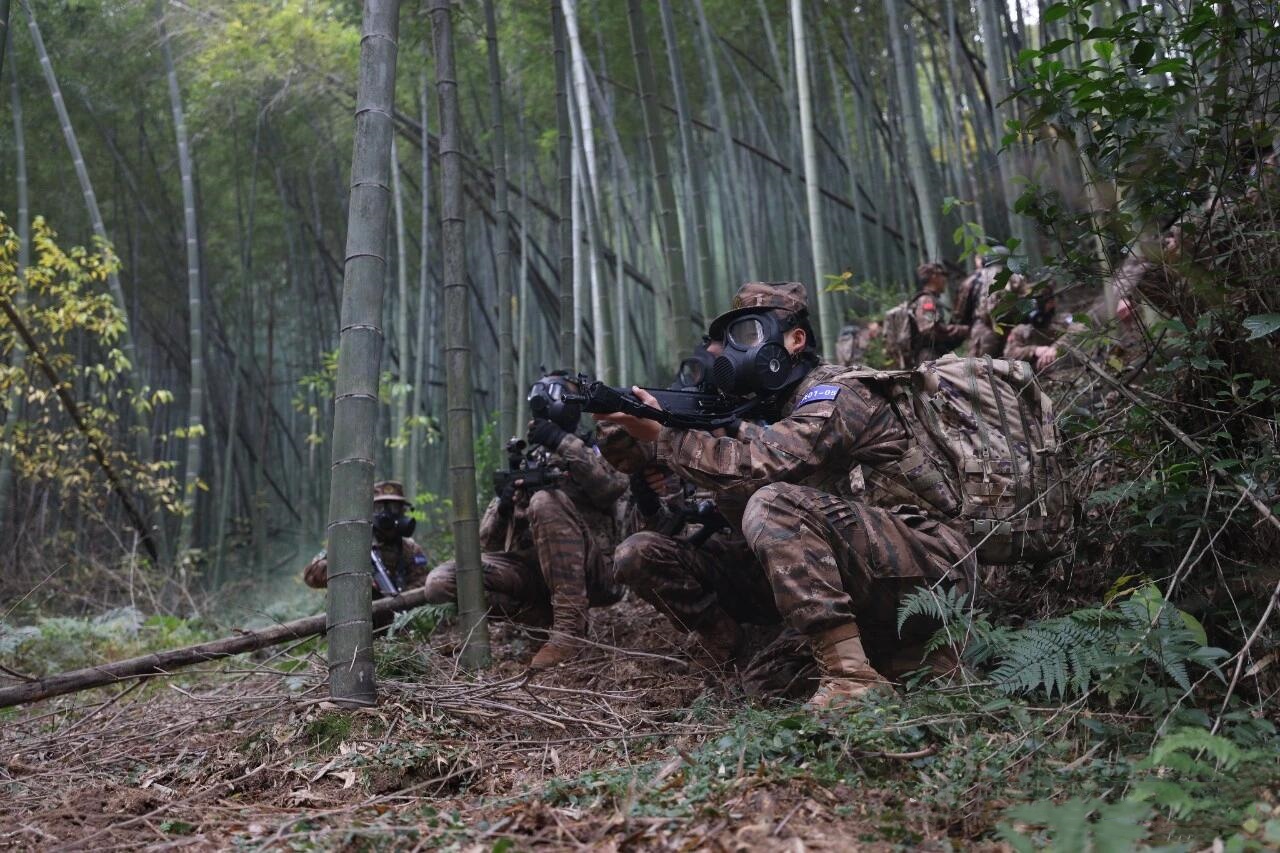 一场场不可预知的实战演练接踵而至，面对反恐打赢目标，特战队员雷霆出击，用钢枪和热