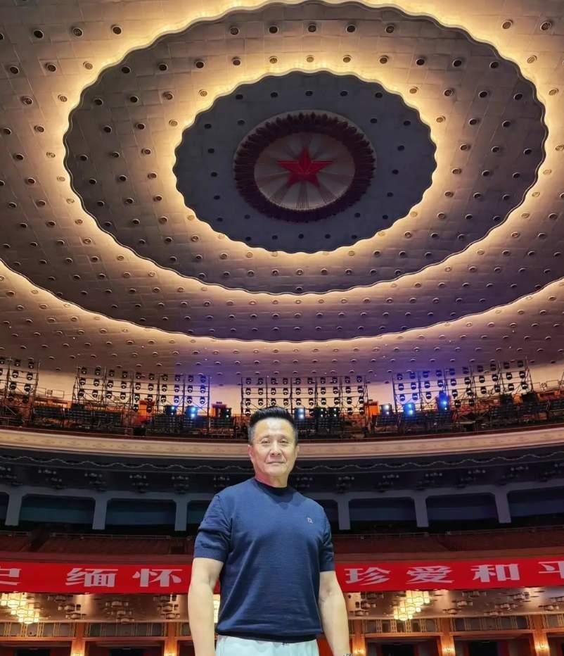 站在人民大会堂的人是谁？
他的演技精湛，绝对是老戏骨，他的体格雄健，就算是张丰毅