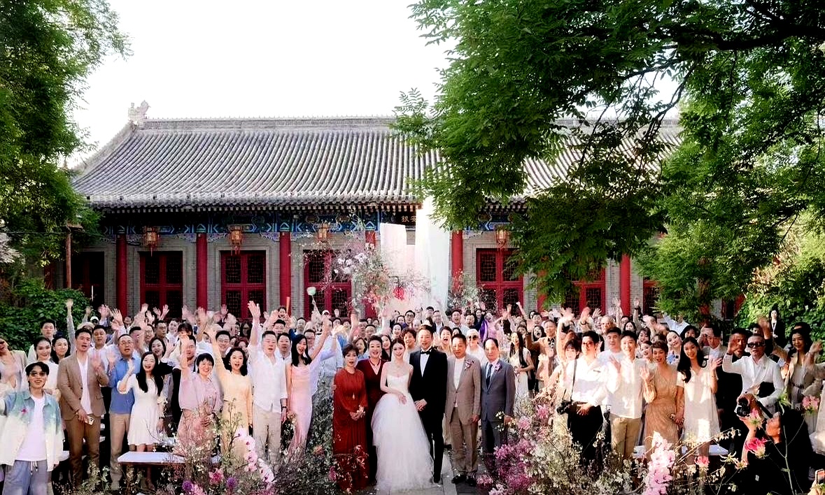 高清大合影一出，豪门婚礼的各路细节藏不住了。新郎家喜气洋洋，新娘家略显不舍，这嫁