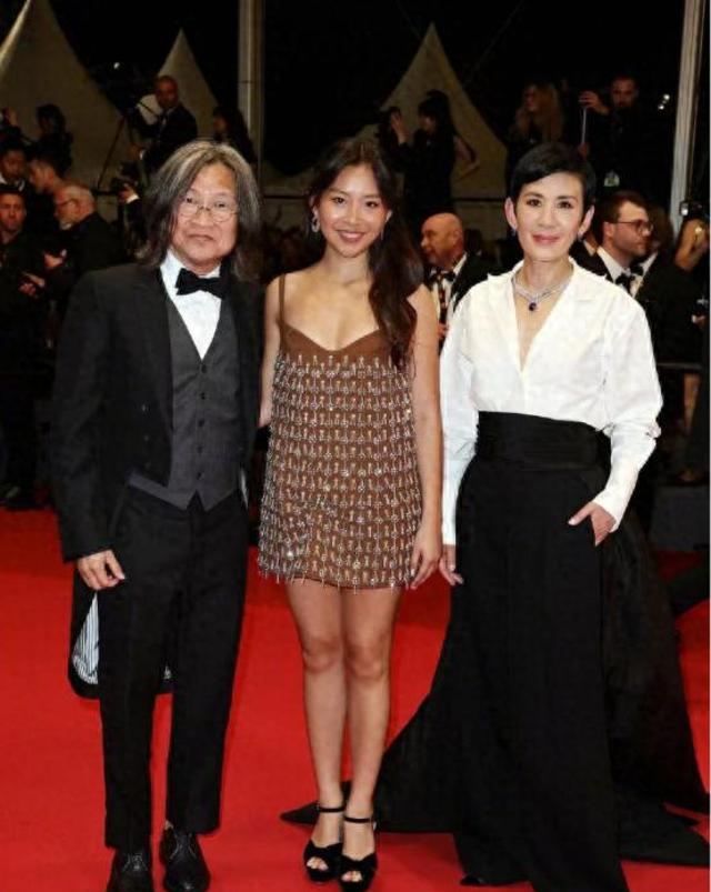 吴君如女儿考入美国顶尖表演学院，每年仅招18人，颜值惊艳