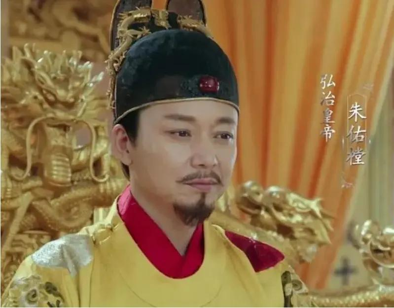 1476年，太监张敏带着明宪宗来到冷宫，指着一穿着宫女裙，头发拖地的孩子说：“他