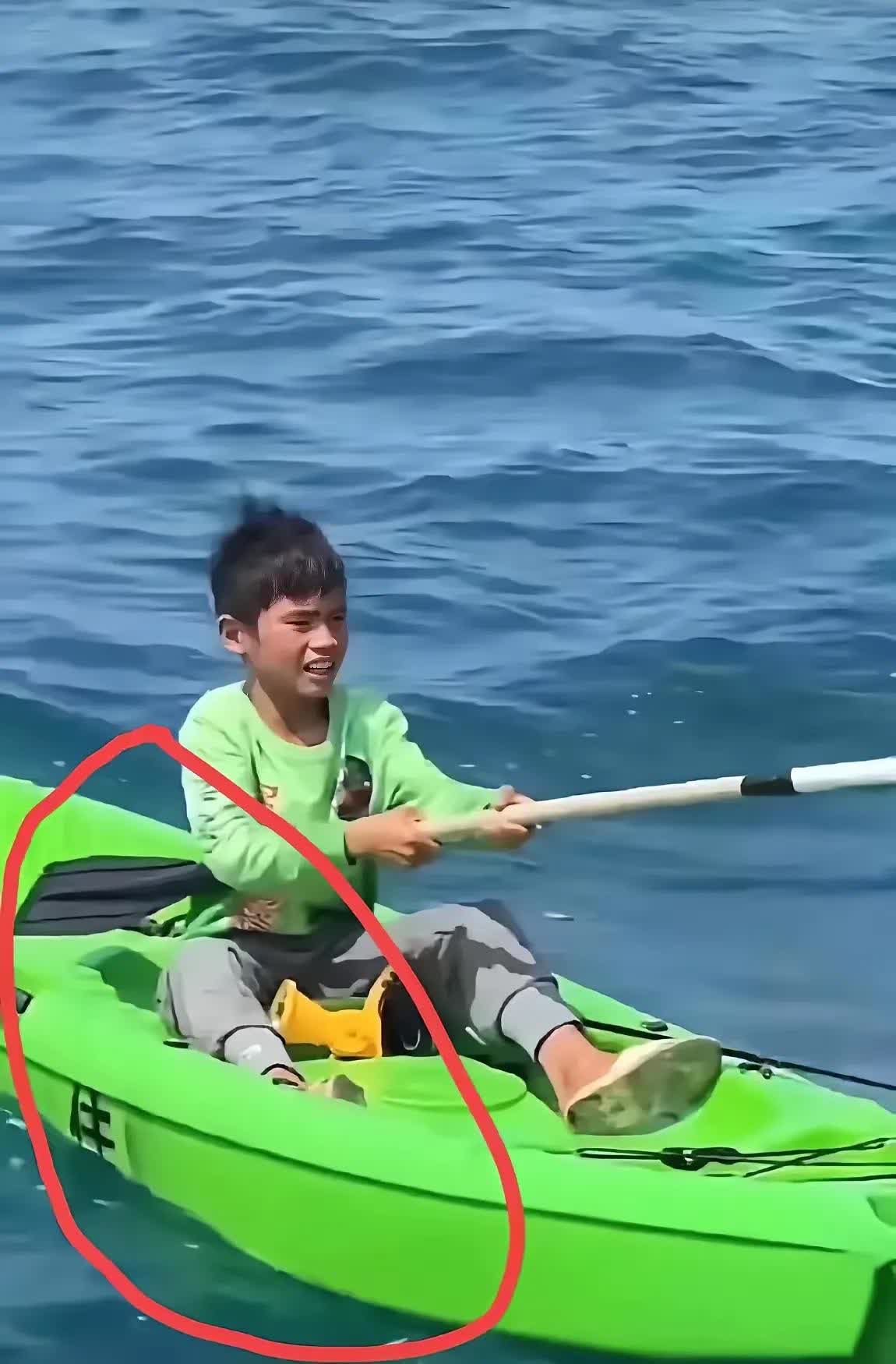 关于那个海漂过夜的10岁男孩，有5个细节值得注意，来看看

1.第一、他的船