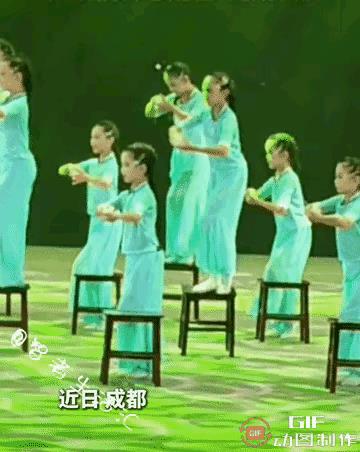 这是一场正式的汇报演出，一个小女孩站在凳子上时，凳子腿突然断了，小女孩摔了下来…