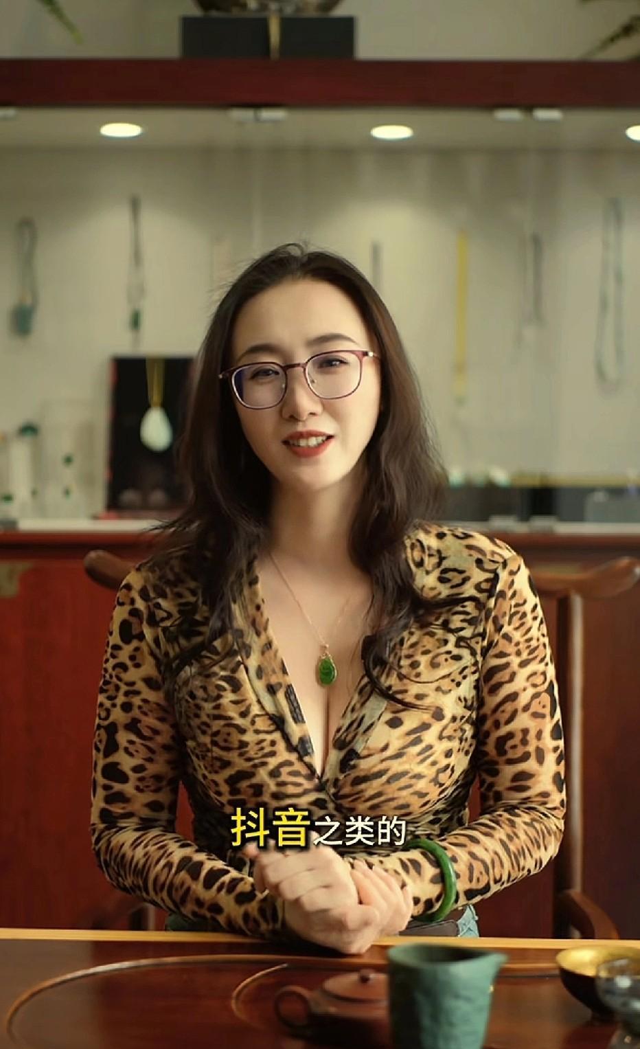 火遍全网的豹纹妈妈，一次偶然的街访，让她上了热搜，不想火都不行啊，主要是有颜值有
