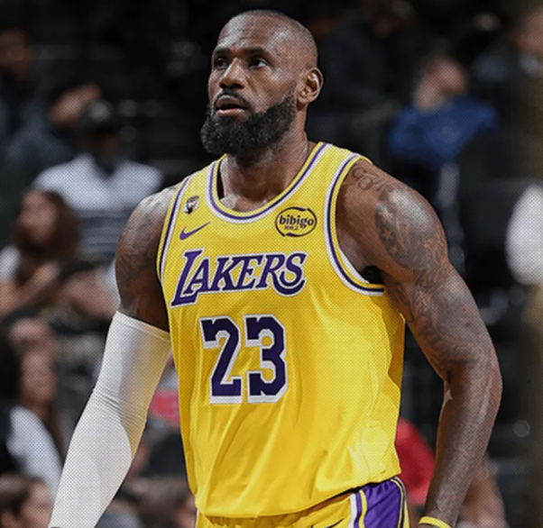 湖人球员勒布朗-詹姆斯身边的消息源透露，勒布朗-詹姆斯将在今年夏天把克利夫兰骑士