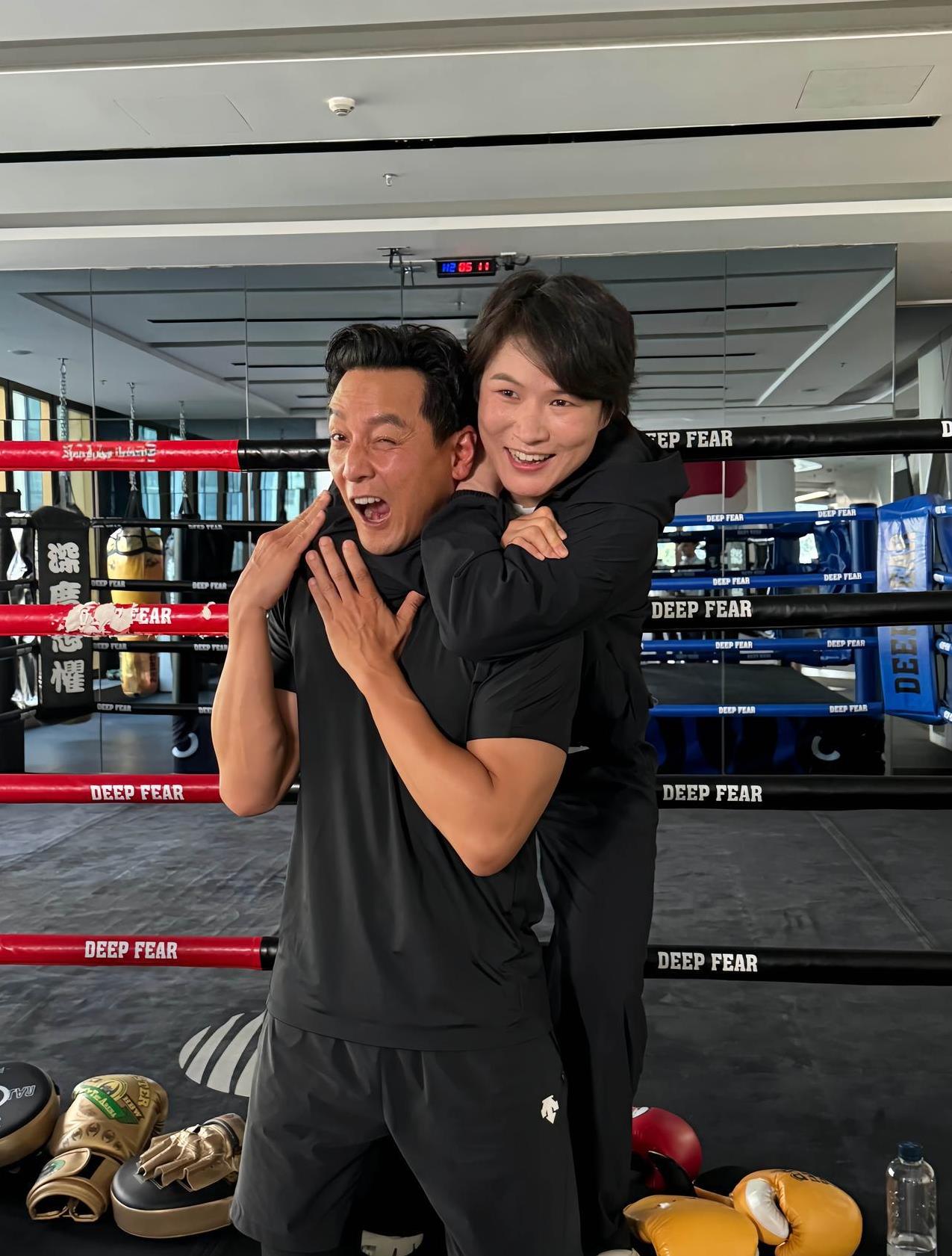 6月6日下午，吴彦祖晒出一组照片，与亚洲首位UFC世界冠军张伟丽练拳的一天。
吴