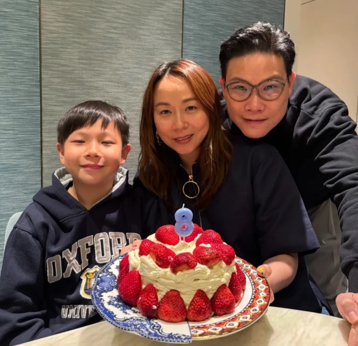 还记得这位红极一时的歌手吗？49岁放弃丁克，如今一家三口好幸福
他是参加新秀歌唱