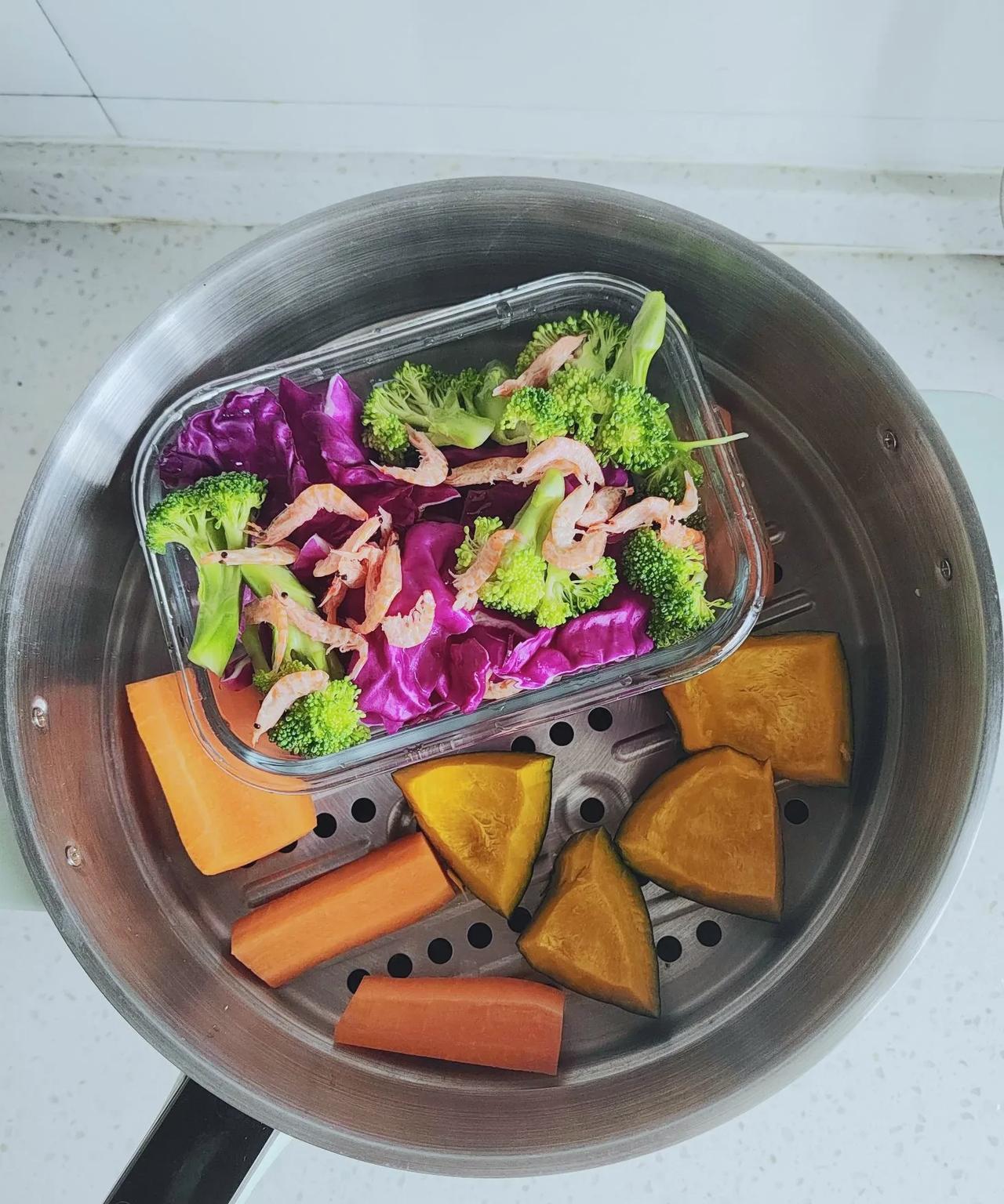 我是一个笨厨娘，活了大半辈子了，对于做饭一点灵感都没有。
这不中午，我那个蒸了一