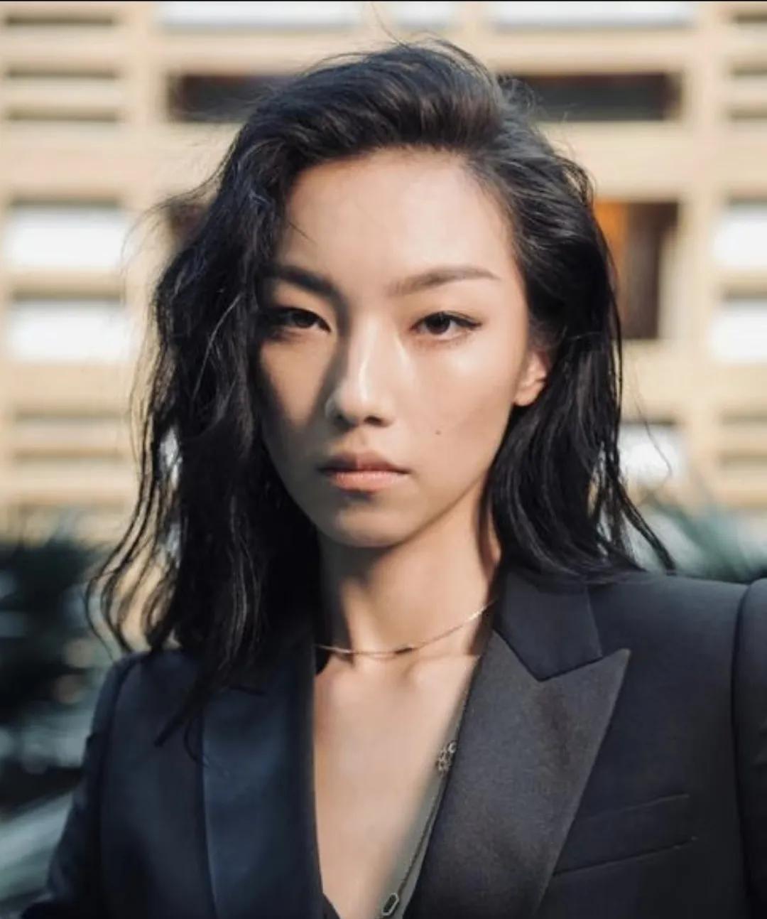 我觉得那尔那茜这人值得肯定
不是因为她在北京上学回内蒙高考享受加分20，也不是因