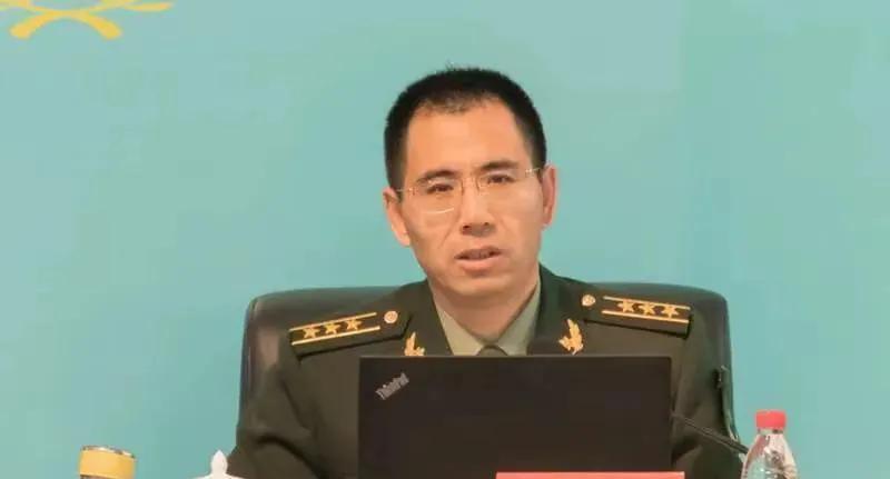 内蒙古一光棍收养两个月大男婴，含辛茹苦把他养大。40年后，男孩当上了武警上校军官
