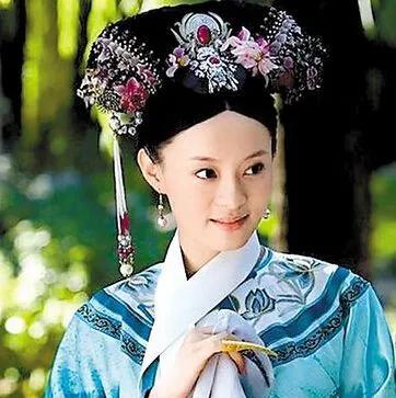 1735年，乾隆问母亲，是否与雍正合葬，不料太后淡淡地说：“不必”。乾隆很吃惊，