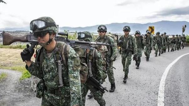 台军泄密为何层出不穷？女士官偷拍战机仪表盘，偷拍门再现！