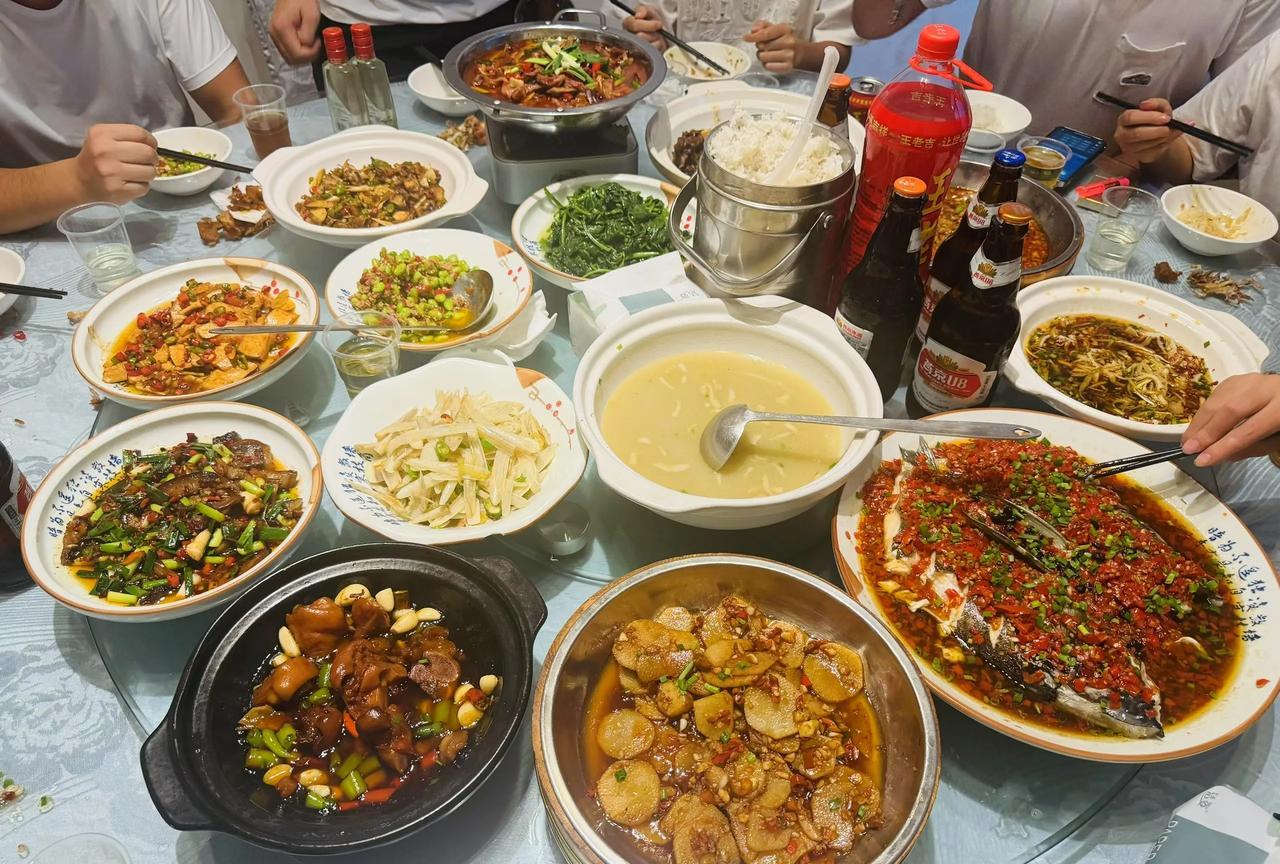 请大神们看看这一桌是什么地方的菜？看得我头上直冒汗！[笑哭]