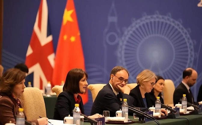 中美在伦敦开谈前，英方突然当着全球向中方喊出一句话，美方彻底懵了！
中美关系如今