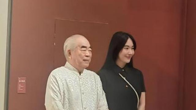 87岁的他和37岁妻子站一起像爷孙