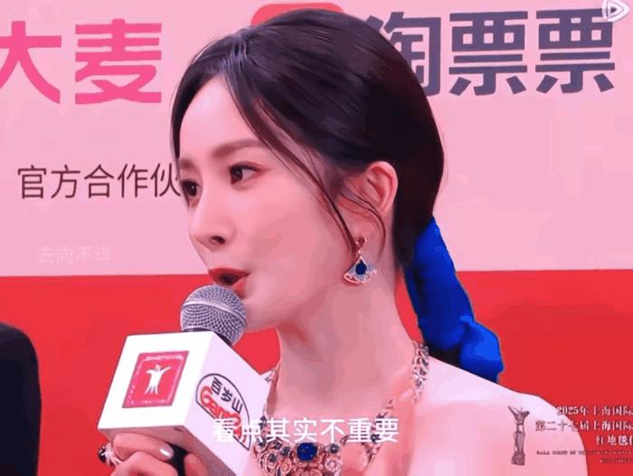 杨幂难得如此低调，她宣传两部不同的电影，竟然穿一模一样的礼服，连发型都一模一样。