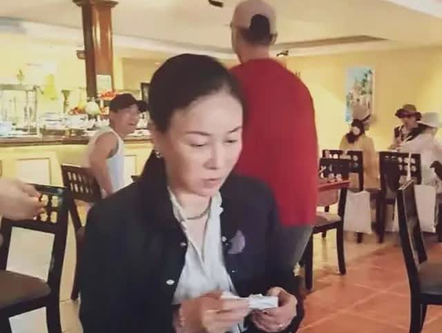那英现身国外餐馆吃饭，素颜状态下皮肤白皙光滑，气色不错，已经57的她看着很年轻！